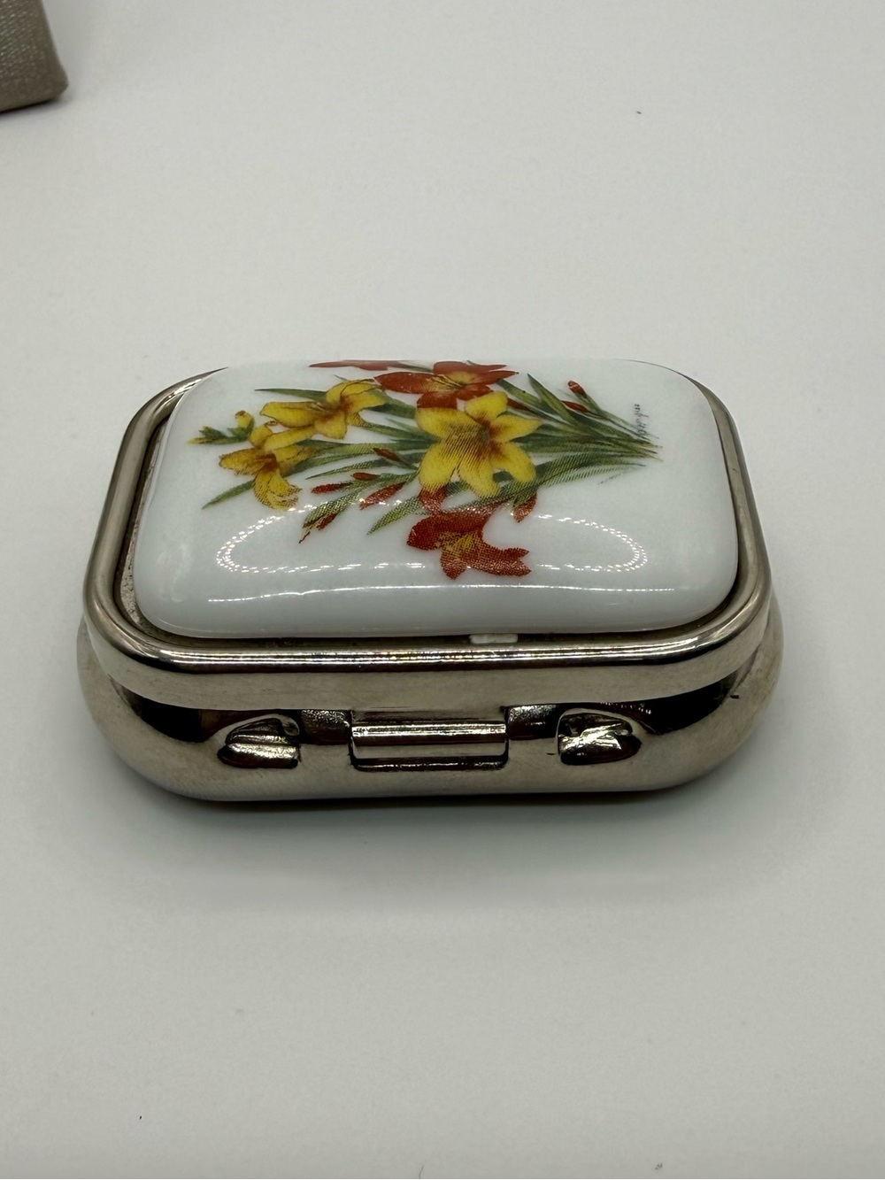 Vintage RISI Italy Floral Pill Box Silver Tone Trinket Case Art 1280 - Picture 2 of 7